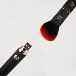 Detalle del puerto USB de carga del Brocha vibrador Blushy recargable